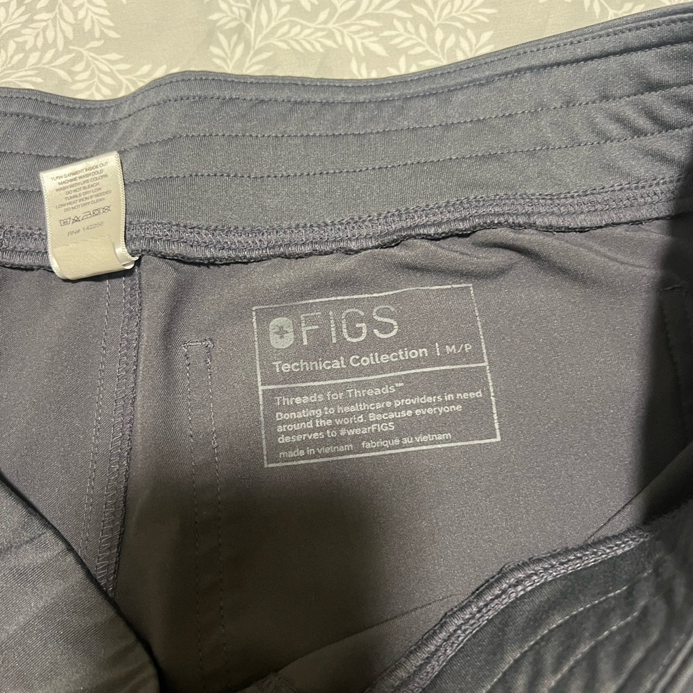 Fig grey livingston pants in Medium Petite. Worned still in good condition.